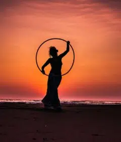 femme faisant du fitness avec un hula hoop